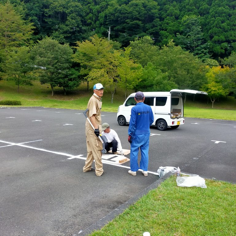 駐車場の線をひきました！