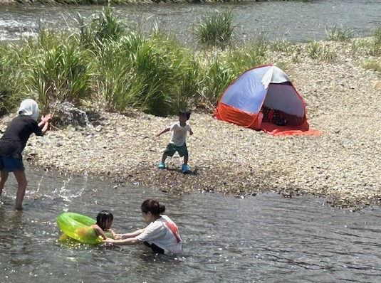 日中は上林川の清流での水遊びもまだまだ楽しめます。