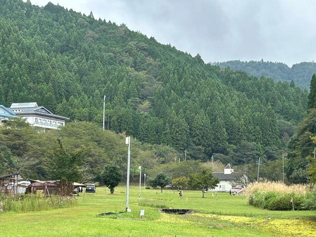 キャンプ場と少し色付き始めたレストランから見る風景。