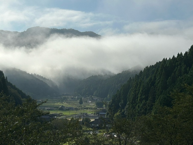 (雷乃収声）いよいよ早朝雲海が見られるシーズン到来です。