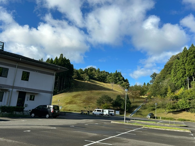 (雷乃収声）いよいよ早朝雲海が見られるシーズン到来です。