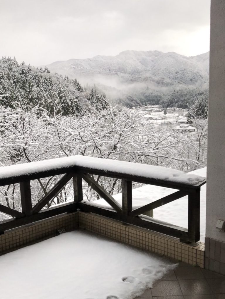 【『あやべ温泉』に初雪が降りました】