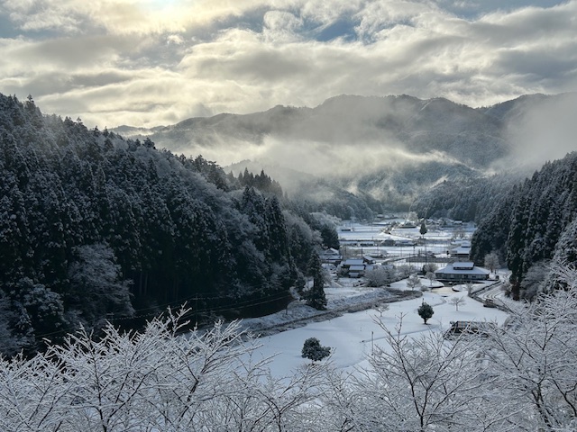 晴れ間も覗く絶好の雪遊び日和となりました。