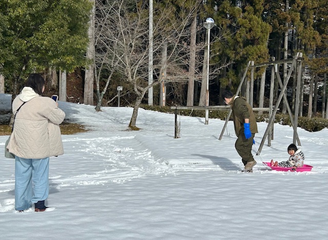 晴れ間も覗く絶好の雪遊び日和となりました。